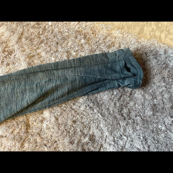 Lululemon long sleeve shirt with thumb holes.l - Picture 3 of 3